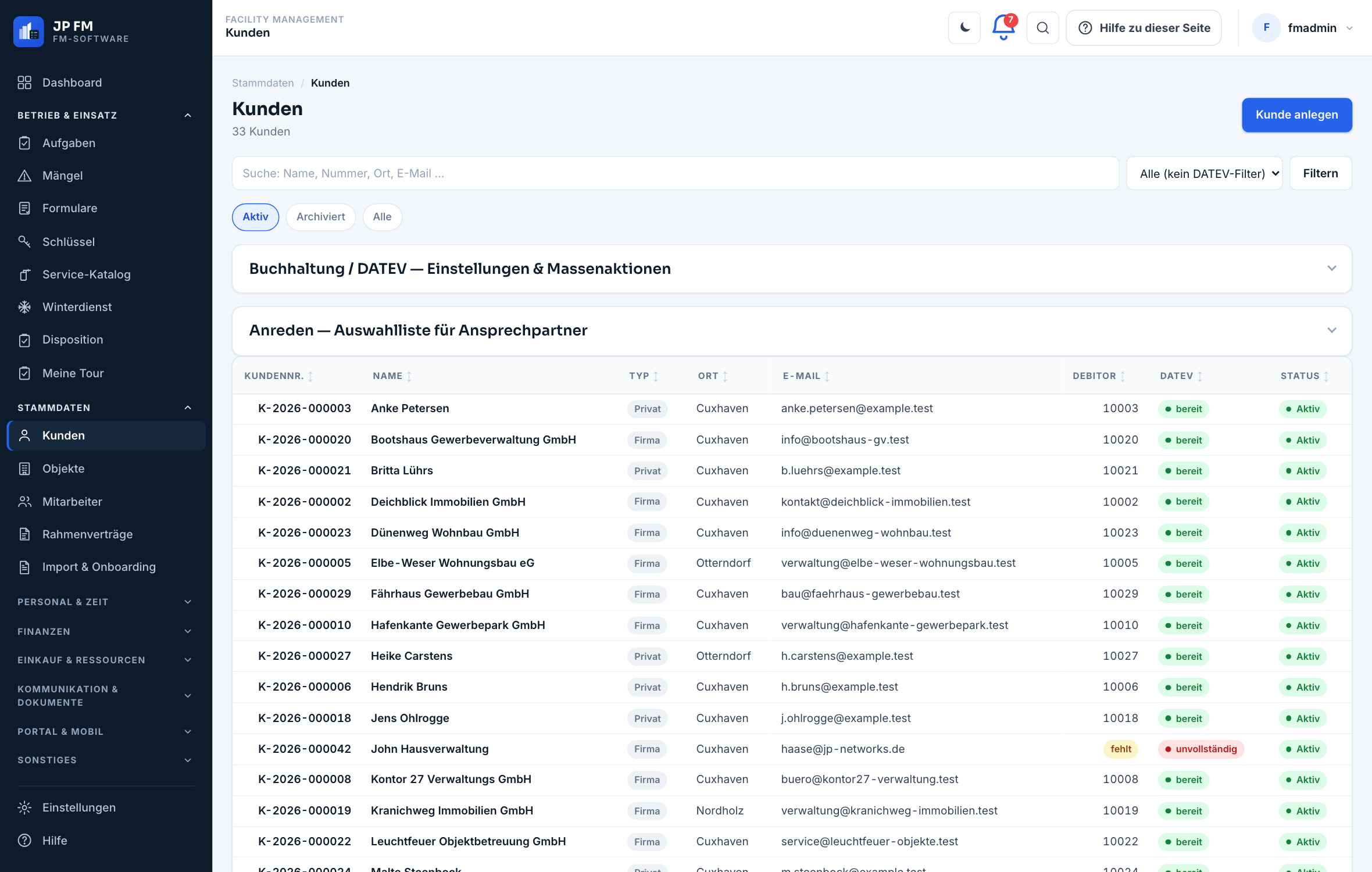 Kundenliste in JP FM: links die Modulnavigation, oben die Kopfzeile mit Suche und Hilfe, rechts die Tabelle mit Kundennummer, Debitorenkonto, DATEV-Status, Name, Typ, Ort und E-Mail.