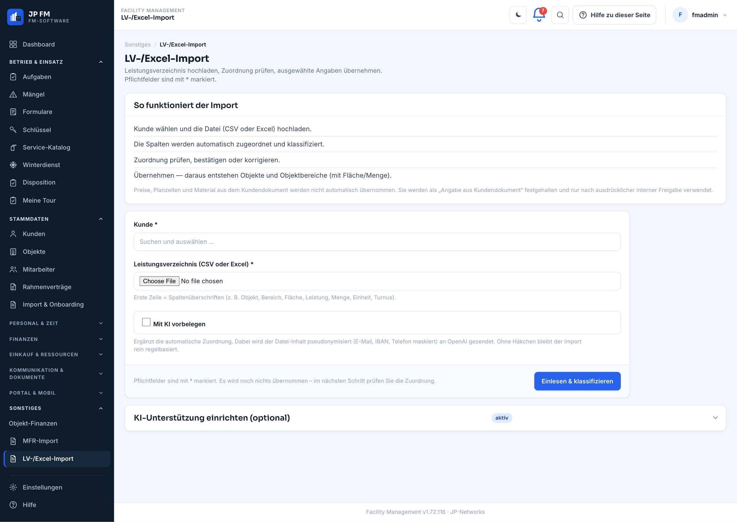 LV-/Excel-Import in JP FM: oben die vier Schritte des Imports, darunter das Formular mit Kundenauswahl und Dateiauswahl für das Leistungsverzeichnis, darunter das Ankreuzfeld für die optionale KI-Vorbelegung mit dem Hinweis auf Pseudonymisierung, unten die Schaltfläche Einlesen und klassifizieren.